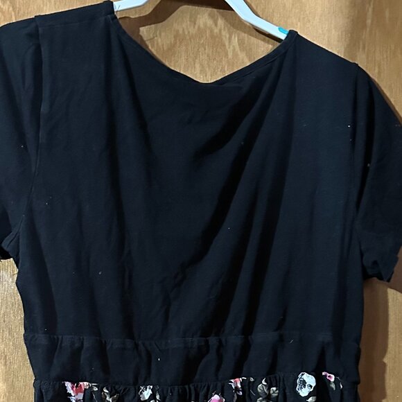 Torrid Dress T-Shirt Style Black Top Skirt Black W/ Skulls & Pink Flowers SZ 2 - Picture 7 of 8
